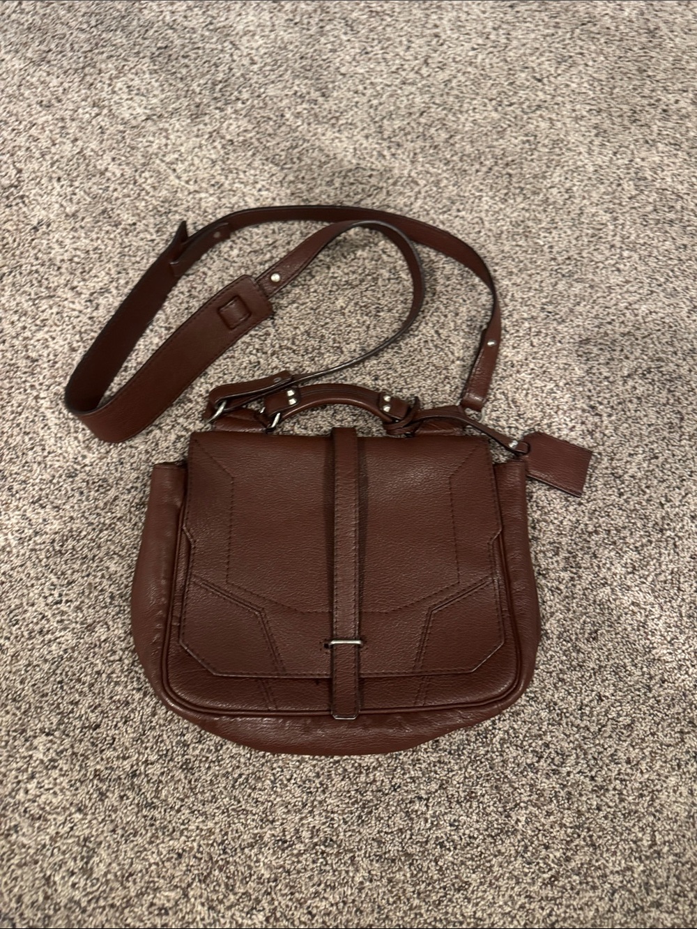 Classic Brown Leather Crossbody Bag with Adjustable Strap